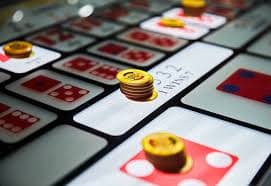 Membaca ketentuan bonus melalui ponsel